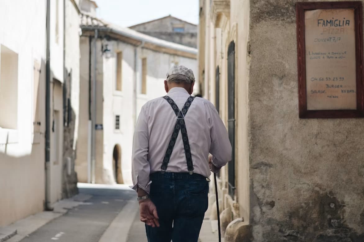 Bien choisir ses accessoires : comprendre la création des bretelles et des ceintures pour hommes